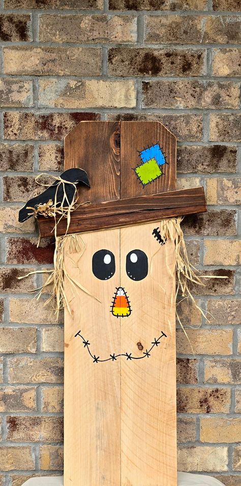 Handcrafted and painted scarecrow. Looks good in the house or on the porch. Scarecrow Outdoor Decor, Christmas Barnwood Crafts, Wood Scarecrow Diy, Scarecrow Diy Decoration, Wood Crafts Summer, Fence Board Crafts, Painted Scarecrow, Scarecrow Diy, Barnwood Crafts