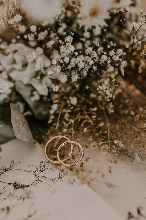 Mood Wedding, خواتم خطوبة, Cyprus Wedding, Ring Photography, Wedding Gift Pack, Image Spiderman, Dried Flowers Wedding, Details Photography, Festival Bride