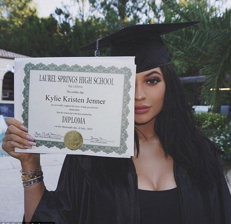 Pinterest @spiciwasabi 🦋🦋🦋 Diploma + Graduation Cap Makeup Graduation, Setting Makeup, Graduation Diploma, Graduation Makeup, Graduation Poses, Graduation Balloons, Graduation Picture Poses, Kylie Kristen Jenner, Grad Pics