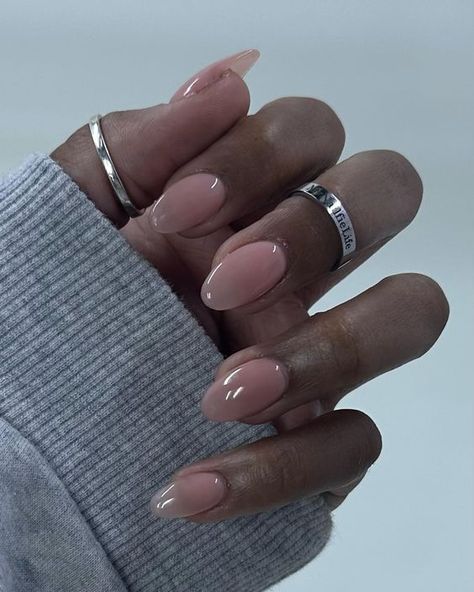 Short Oval Shaped Nails Designs, Short Almond Nail Ideas Natural, Round Nails Medium Length, Elegant Almond Nails Classy Short, Round Nail Inspiration, Short Round Acrylic Nails Spring, Oval Shaped Nails Short, Classy Round Nails, Short Nail Designs Almond Shape