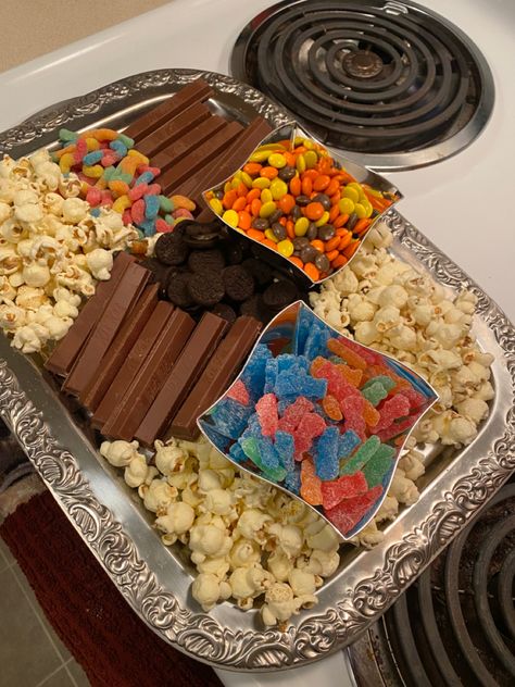 Movie Themed Food Board, Movie Night Platter Ideas, Diy Movie Night Snacks, Aesthetic Movie Night Snacks, Charcuterie Movie Night, Movie Night Ideas Couples Snacks, Fancy Movie Night, College Movie Night, Movie Night Snack Board Aesthetic