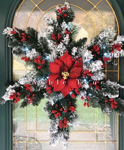 Diy Snowflake Wreath, Dollar Tree Christmas Decor, Hanger Crafts, Snowflake Wreath, Christmas Mesh Wreaths, Dollar Tree Christmas, Christmas Decorations Diy Outdoor, Diy Christmas Decorations Easy, Xmas Wreaths