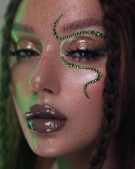 Halloween Snake Costume, Medusa Eye Makeup, Snake Inspired Outfits, Snake Makeup Look, Snake Inspired Fashion, Snake Makeup, Poison Ivy Makeup, Medusa Halloween Costume, Medusa Makeup