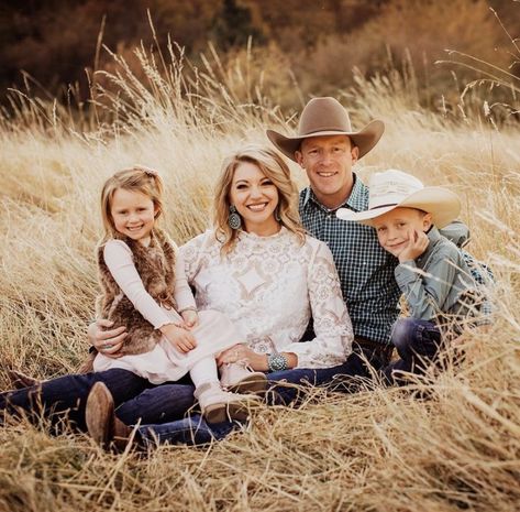 Family Pictures In Cow Pasture, Country Fall Family Pictures, Modern Western Family Photoshoot, Family Picture Outfits Western, Country Theme Family Photoshoot, Western Spring Family Pictures, Family Pictures On The Farm, Cactus Family Photoshoot, Rustic Family Photo Outfits