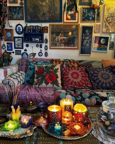 Apartment Tall Ceilings, Eclectic Maximalism Aesthetic, Gypsycore Decor, Earthy Maximalist Bedroom, Maximalist Dorm Room, Hippy House, Indie House, Geek Home Decor, Hippie House