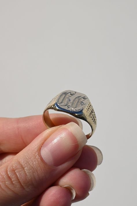 Vintage Signet Ring Men, Gold Signet Ring Mens, Engaged Af, Signet Ring Men, Monogram Ring, Signet Rings, The Gothic, Gold Signet Ring, Ring Shapes