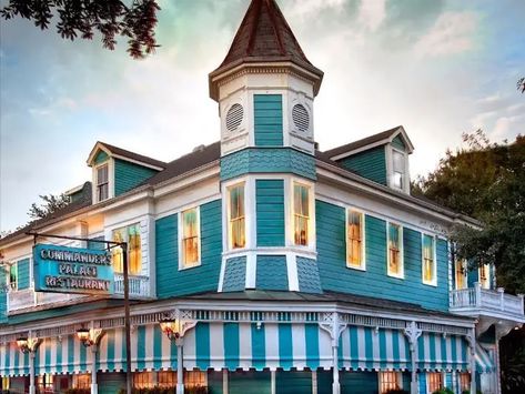 What to do in New Orleans New Orleans Restaurants, New Orleans Garden District, New Orleans Travel Guide, French Creole, Creole Cooking, New Orleans City, Mardi Gras Food, New Orleans French Quarter, Casual Restaurants