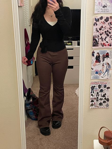 Black Flared Leggings Outfit For School, Cute Outfits For Small Chest, Dark Brown Dress Pants Outfit, Outfit Flared Legging, Flare Black Leggings Outfit, Thick Tights Outfit, Brown Jeans Outfit Winter, Outfits With Red Leggings, Brown Leggings Outfit Fall