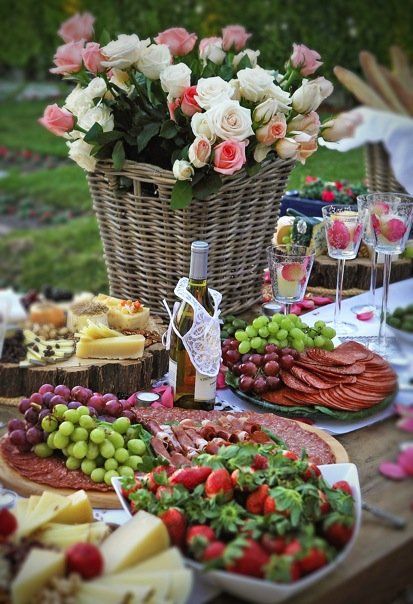 #PAMACelebrateSummer #Contest Great Picnic decor - perfect for those outdoor concerts! Table D Hote, From Farm To Table, Cheese Party, Tasting Party, God Mat, Farm To Table, Food Displays, Picnic Time, Summer Entertaining