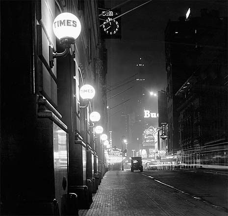 Film Noir Photography, Nyc At Night, Colour Aesthetic, Noir Detective, Monochrome Aesthetic, Black And White City, Dark City, Chrysler Building, Neo Noir