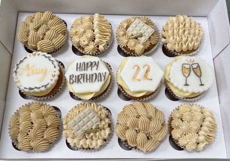 Neutral Cupcakes, Frosting Fondant, 21st Birthday Cupcakes, Piping Buttercream, Cupcake Inspiration, Tart Cake, White Desserts, Gold Cupcakes, Aesthetic Korean