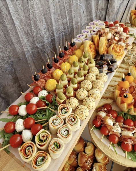 Wedding Grazing Table Ideas, Wedding Grazing Table, Grazing Table Ideas, Catering Ideas Food, Party Food Buffet, Charcuterie Inspiration, Grazing Table, Party Food Platters, Charcuterie Recipes