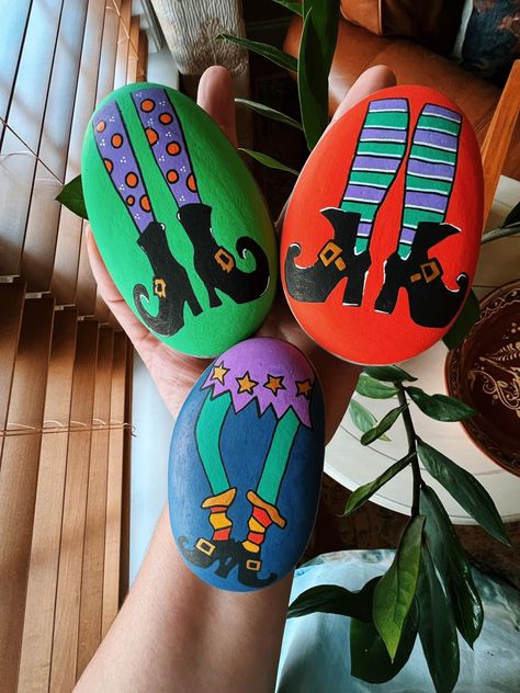 Halloween Rocks, Painted Rocks Diy, Rock Painting Ideas Easy, Rock Painting Patterns, Kindness Rocks, Pet Rocks, Rock Painting Designs, Rock Painting Art, Rock Crafts