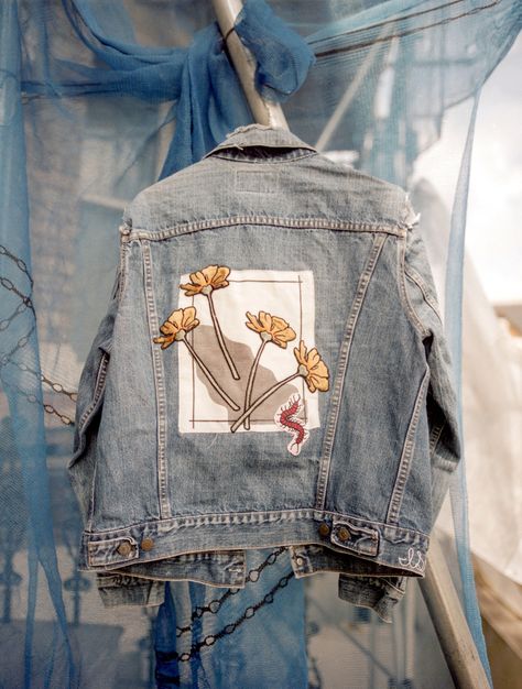 Centipede Design, Denim Jacket Diy Paint, Edie Campbell, Jaket Denim, Fabric Paint Diy, Diy Denim Jacket, Painted Clothes Diy, Hand Painted Denim Jacket, Denim Art