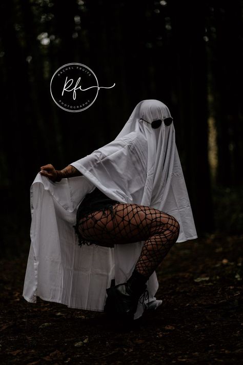 Easy Spooky Photoshoot, Sheet Halloween Photoshoot, Halloween Boudier Pics Pumpkin, Hot Halloween Pictures, Boo-doir Shoot, Spooky Portrait Photography, Spooky Bouidor Photography, Spooky Bodiour Shoot, Halloween Bodouir Photoshoot