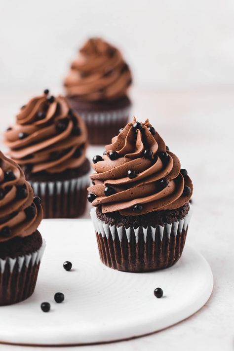 These triple chocolate fudge cupcakes have a moist chocolate cake base filled with creamy chocolate ganache, and then topped with rich chocolate buttercream and chocolate pearls! These cupcakes are a chocolate lovers dream! Fudge Cupcakes, Chocolate Fudge Cupcakes, Chocolate Buttercream Icing, Chocolate Cupcakes Moist, Cupcakes With Chocolate, Chocolate Ganache Filling, Cupcake Mix, Chocolate Pearls, Cake Base