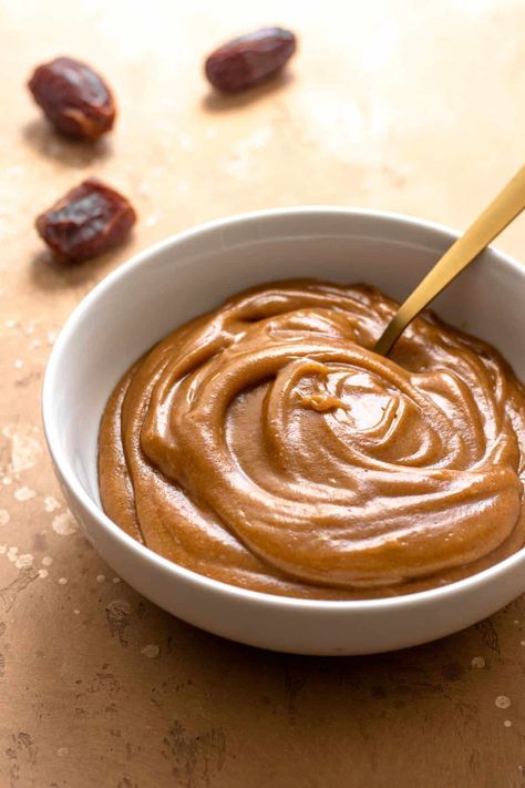 Raw Baking, Vegan Caramel Sauce Recipe, Paleo Sauce, Yay Recipes, Vegetable Gyoza, Instant Pot Oatmeal, Chili Dipping Sauce, Vegan Caramel Sauce, Sweet Chili Dipping Sauce