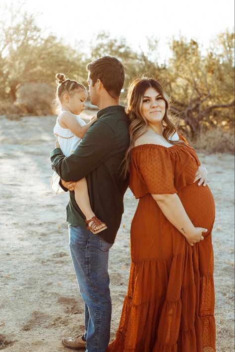 Desert Maternity Shoot Family, Maternity Outfits For Photoshoot, Desert Maternity Photos, Family Outfit Ideas, Family Photo Inspiration, Family Maternity Pictures, Maternity Photography Family, Fall Maternity Photos, Fall Maternity Outfits