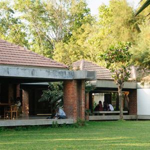 Sabarmati Ashram Museum (Gandhi Residence) / Charles Correa Life Of Mahatma Gandhi, Sabarmati Ashram, Charles Correa, Tourist Places In India, Museum Plan, Brick Columns, Beam Structure, Louis Kahn, India Images