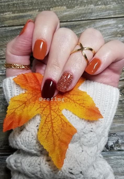 Nails To Match Rust Dress, Orange Fall Nails With Glitter, Autumn Nails Glitter, Thanksgiving Nails Dip Powder, Autumn Nails Colors Orange, Thanksgiving Nail Designs Acrylic, Autumn Colour Nails, Hybrid Nails Inspiration, Simple Autumn Nails Short