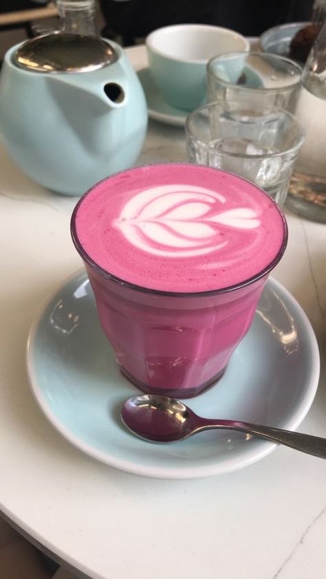 Latte Art Aesthetic, Aesthetic Coffee Date, Red Velvet Latte, Pink Drink Recipes, Pink Latte, Drink At Home, Pretty Coffee, White Pastel, Pink Drink