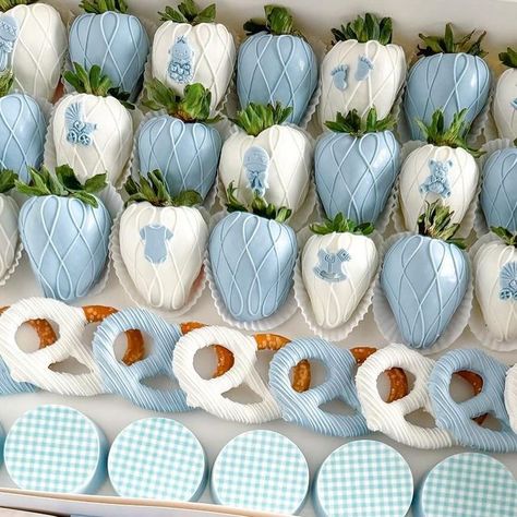 @ediblebykatia on Instagram: "So many cute baby shower orders this month 🧺🍼🩵Package included two dozens of each treat: • strawberries  • oreos • rice krispies • pretzels  🏷️ #ediblebykatia #losangeles #montereypark #dessert #partypackages #chocolatecoveredstrawberries #babyshower #picnicbabyshower #babyshowerideas #babyshowercookies #babyshowertreats" Baby Shower Treats Boy, Blue Chocolate Covered Strawberries, Baby Shower Dessert Ideas, Baby Shower Cookies For Boy, Baby Shower Desserts Boy, Picnic Baby Showers, Boho Baby Boy, Baby Shower Snacks, Baby Shower Sweets