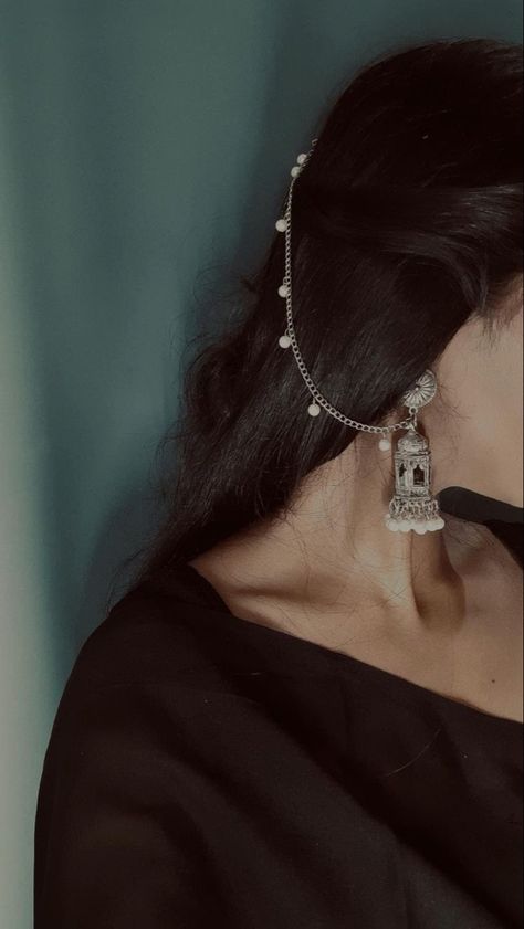 Black tunic and silver earings never goes out of style 🥀 Eid Looks, Trendy Silver Jewelry, Desi Vibes, Silver Jewelry Accessories, Ethereal Dress, Fashion Illustrations Techniques, Ear Style, Desi Fashion Casual, Fancy Jewellery Designs