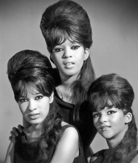 Beehives on The Ronettes Sixties Hair, Ronnie Spector, 60s Girl, The Ronettes, 1960s Hair, 60s Hair, Hair Evolution, Beehive Hair, Looks Black