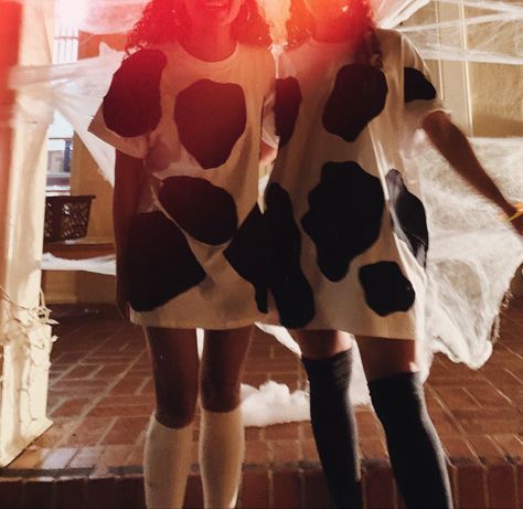 college halloween costume ideas, cow costume, t shirt costume, diy costume, cute halloween costume, halloween duo costume, best friend costume, easy costume Cow Diy Costume, Cow And Farmer Costume Halloween, Diy Cow Costume For Women, Cow Halloween Costume Women, Cow Costume Diy, Cute Cow Costume, Homemade Animal Costumes, Costume Halloween Duo, Halloween Duo Costume