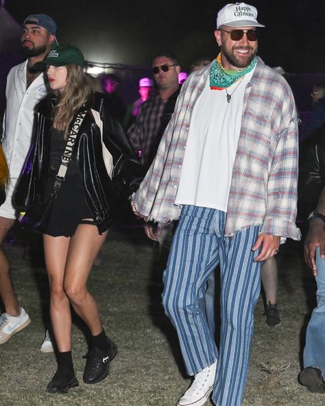 #TaylorSwift is officially an Adam Sandler girlie. Rocking dad sneakers with #TravisKelce in a ‘Happy Gilmore’ hat, the two brought a bit of @themasters for a night cap in #Coachella valley. 🎡⛳️ Outfit Pregnant, Travis Taylor, Coachella Vibes, Taylor Swif, Dad Sneakers, Coachella Fashion, Coachella Valley, Coachella Outfit, Adam Sandler