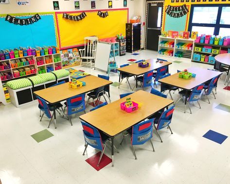 Classroom Reveal - First Grade Made Classroom Table Arrangement, Small Classroom Setup, Kindergarten Classroom Layout, Kindergarten Classroom Design, Kindergarten Tables, Classroom Setup Elementary, Kindergarten Classroom Setup, Classroom Arrangement, Kindergarten Classroom Decor