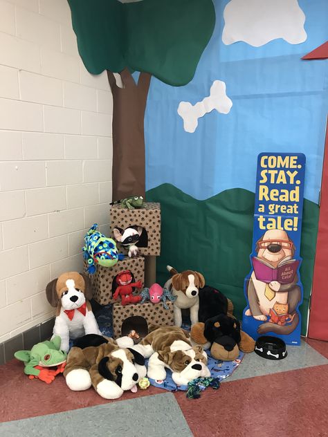 Pets Door Decoration School, Alt Decorating, Play Town, Pet Theme, Pet Party, Pet Door, Theme Classroom, Pet Day, Book Fair