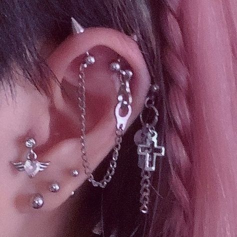 Mode Emo, Cool Ear Piercings, Pretty Ear Piercings, Cool Piercings, Edgy Jewelry, Piercing Earrings, Cute Piercings, Body Jewelry Piercing, Ear Piercing