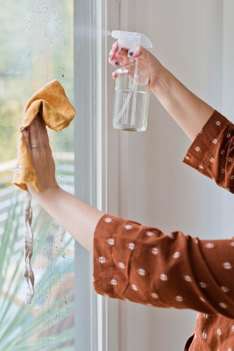 Make a natural homemade glass cleaner using items you already have in your pantry with this simple tutorial. It cleans glass just as good (if not better) than the stuff you buy at the grocery store. #homemadecleaner #glasscleaner #diy Natural Cleaners Diy, Homemade Glass Cleaner, Amber Spray Bottle, Diy Beeswax Wrap, Natural Room Spray, Green Clean, Glass Cleaning, Eco Friendly Cleaning Products, Vinegar Cleaning