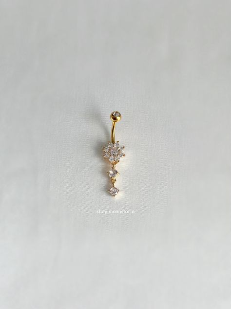 - 14g - 10mm bar - Surgical steel bar - Cubic zirconia stones Gold Dangle Belly Ring, Belly Ring Jewelry, Belly Button Piercing Gold, Summer Belly Rings, Cute Belly Button Piercing, Gold Belly Piercing, Gold Belly Button Piercing, Naval Piercing, Piercings Belly