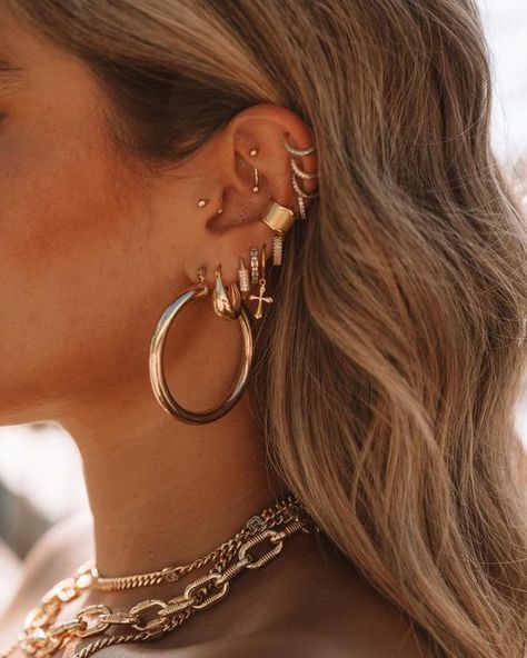 Stacked Jewelry Earrings, Earring Mapping, Ear Piercings Inspo Baddie, Silver Stacked Earrings, Earring Stacks Silver, Hoop Piercing Ear, Earring Layout, Ear Piercing Styling, Silver Ear Piercings