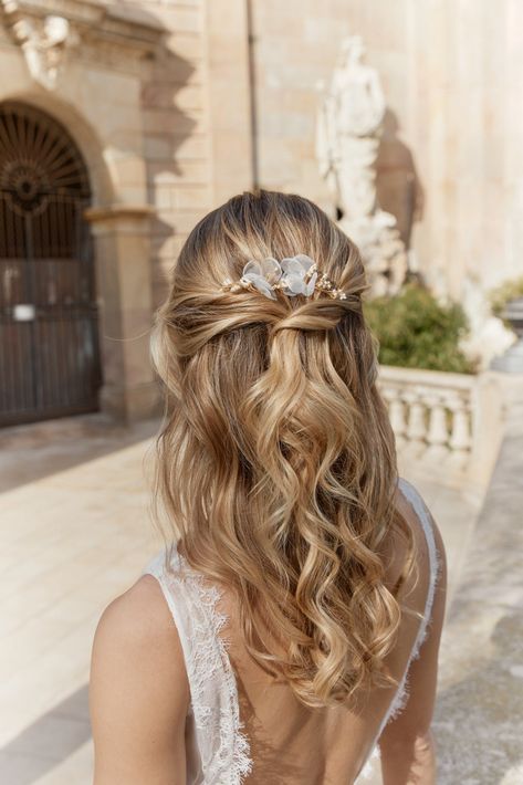 Ancient Greek Dress, Greek Dress, Bridal Bouquet Flowers, Sage Green Wedding, Wedding Hair Inspiration, Glam Wedding, Short Hair Styles Easy, Bride Style, Crazy Hair