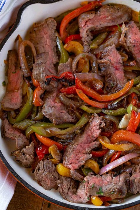 Steak Fajitas made with an easy homemade fajita seasoning, skirt steak, bell peppers and onions in a one skillet in just 30 minutes! | #steak #steakfajitas #fajitas #mexicanfood #dinnerthendessert #dinner #weeknightmeal #easymexicanrecipes Skillet Quesadilla, Best Steak Fajitas, Easy Fajita Recipe, Beef Fajita Recipe, Homemade Fajitas, Skirt Steak Fajitas, Flank Steak Fajitas, Easy Steak Fajitas, Steak Fajita Recipe