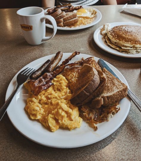 Diner Food Breakfast, Diner Food Aestathic, Diner Breakfast Aesthetic, Breakfast Diner Aesthetic, Diner Aesthetic Food, American Breakfast Aesthetic, Breakfast Restaurant Aesthetic, Diner Breakfast, Breakfast Diner