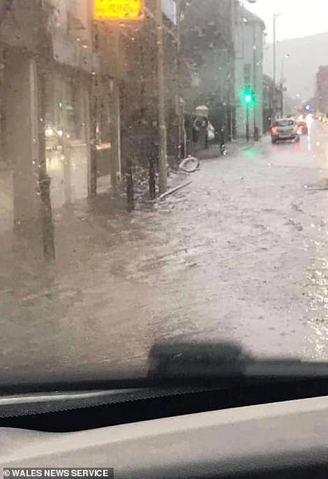 UK Weather: Thunderstorms hit UK a THIRD day with 2.4" rain | Daily Mail Online Lenticular Clouds, Rain And Thunderstorms, Nature Photography Tips, Uk Weather, Westminster Bridge, British Weather, Visiting England, Lightning Storm, Travel England