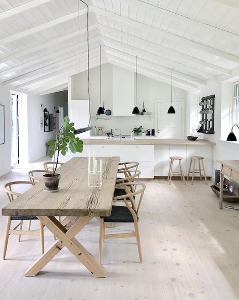 Danish Home, Nordic Nature, Family Dining Table, Interior Design Minimalist, Kitchen And Dining Room, Hans Wegner, Scandinavian Interior Design, Living Ideas, Design Del Prodotto