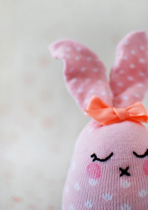 TUTORIAL :: Make the cutest Easter bunny softies from socks - We Are Scout Diy Osterschmuck, Sock Bunny, Soft Toys Making, Sock Dolls, Sock Toys, Diy Socks, Sock Crafts, Cute Easter Bunny, Sock Animals