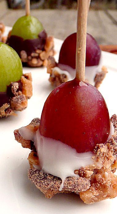 Toffee Grapes Grape Appetizers, Finger Food Appetizers, On A Stick, Creamy Chocolate, Dessert Appetizers, Party Food Appetizers, Caramel Apple, Best Appetizers, Chocolate Cupcakes