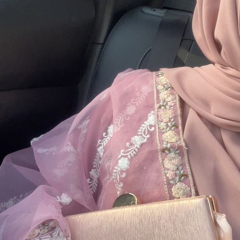 Eid Pics, Eid Looks, Pink Hijab, Modele Hijab, Sport Jersey, Hijab Aesthetic, Desi Fashion Casual, Desi Clothes, Hijabi Aesthetic