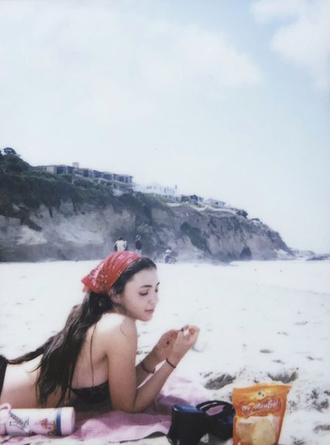 vintage bikini beach photo aesthetic 90s enya Beach Grunge Aesthetic Outfits, Hippy Beach Aesthetic, Grunge Beach Pics, Beach Grunge Aesthetic, Vintage Swimwear Aesthetic, Beach Goth Aesthetic, 90s Beach Outfit, 90s Bikinis Vintage, Grunge Beach Aesthetic