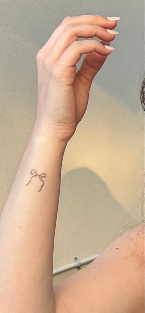 Mini Bow Tattoo Simple, Cute Ribbon Tattoo, Dainty Pretty Tattoos, Trendy Small Tattoos, Small Placement Tattoos, Cool Girl Tattoos Small, Hair Bow Tattoo, Small Bow Tattoos For Women, Dainty Inner Arm Tattoos For Women