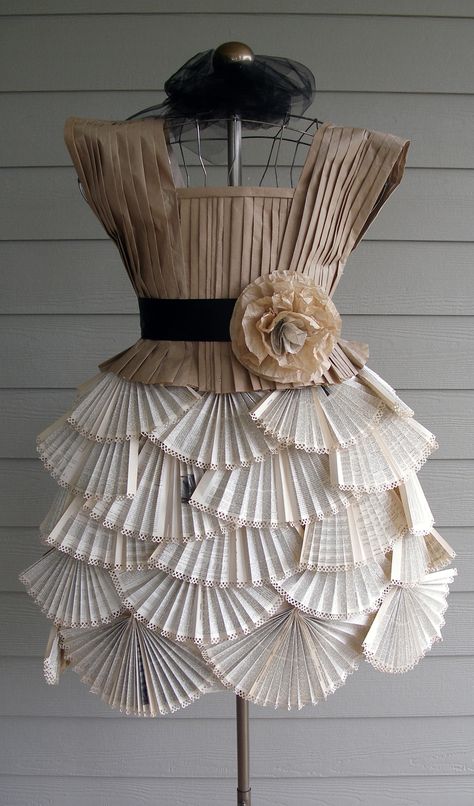 Paper Dress made from old book pages and packaging materials Mannequin Ideas, Manila Paper, Paper Clothing, Newspaper Dress, Costume Carnaval, Origami Dress, Paper Clothes, Recycled Dress, Paper Fashion