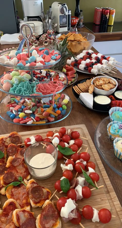 Foods For Birthday Parties, Sweet 16 Birthday Dinner, Bday Snacks, Food For A Party, 18th Party, Paris Prom, Sweet Sixteen Birthday Party Ideas, Birthday Snacks, Birthday Picnic