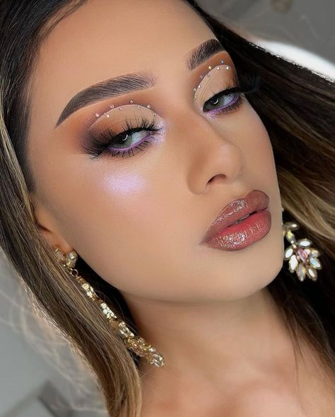 Denise Castillo on Instagram: “🤎👜 @lurellacosmetics 👜Gloss | Thirsty 👜Highlight | Smell the lavender 👜Discount | Denise @carabella_beauty 👜 Magnetic Lashes from…” Makeup Looks For New Years Eve, Social Glam Makeup, Maquillage Yeux Cut Crease, Makeup Ojos, Angel Makeup, Classy Makeup, Rhinestone Makeup, Rave Makeup, Birthday Makeup