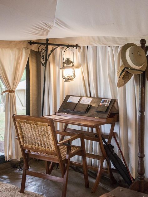 Tent Interior Design, Glamping Interior, Safari Style Interior, Pioneer Camp, Safari Camp, Vintage Safari, Campaign Furniture, Safari Decorations, Serengeti National Park